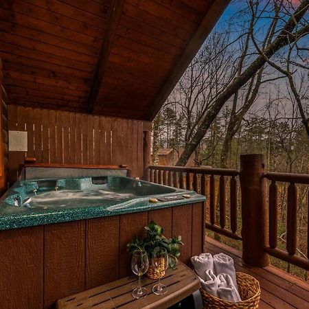 Log Cabin, Hot Tub, Fireplace, Pool Table & Views! Sevierville Luaran gambar