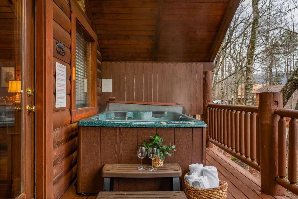 Log Cabin, Hot Tub, Fireplace, Pool Table & Views! Sevierville Luaran gambar