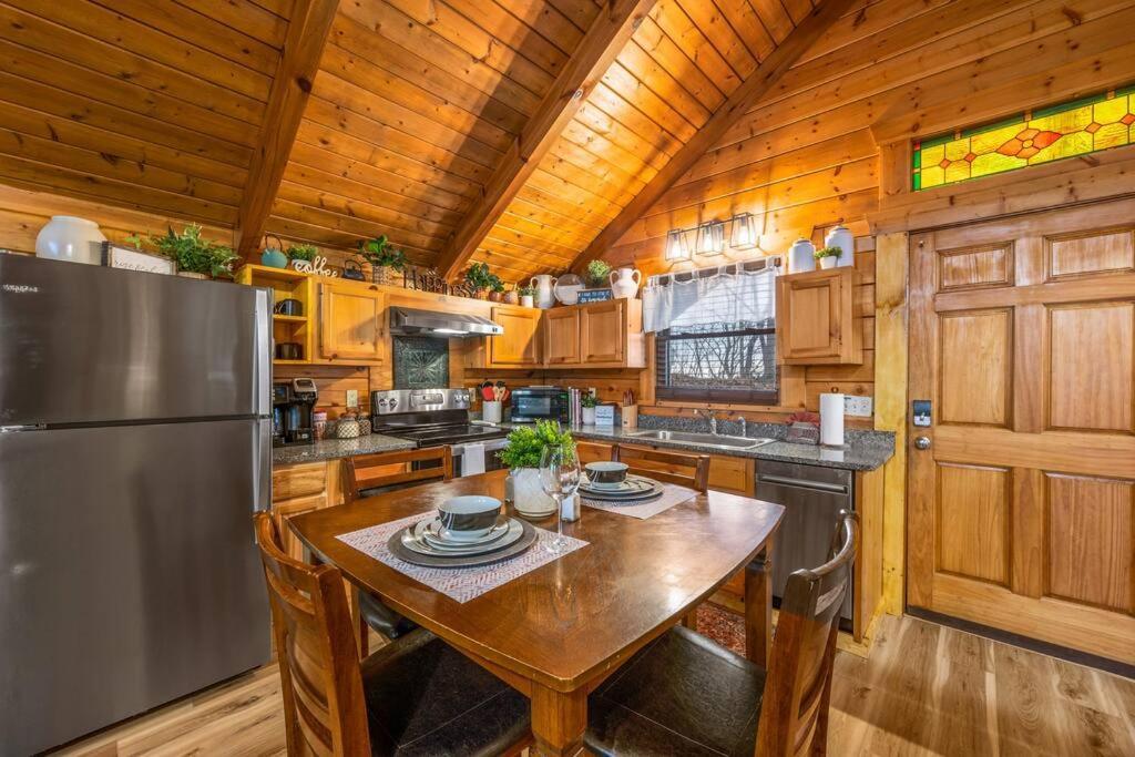Log Cabin, Hot Tub, Fireplace, Pool Table & Views! Sevierville Luaran gambar
