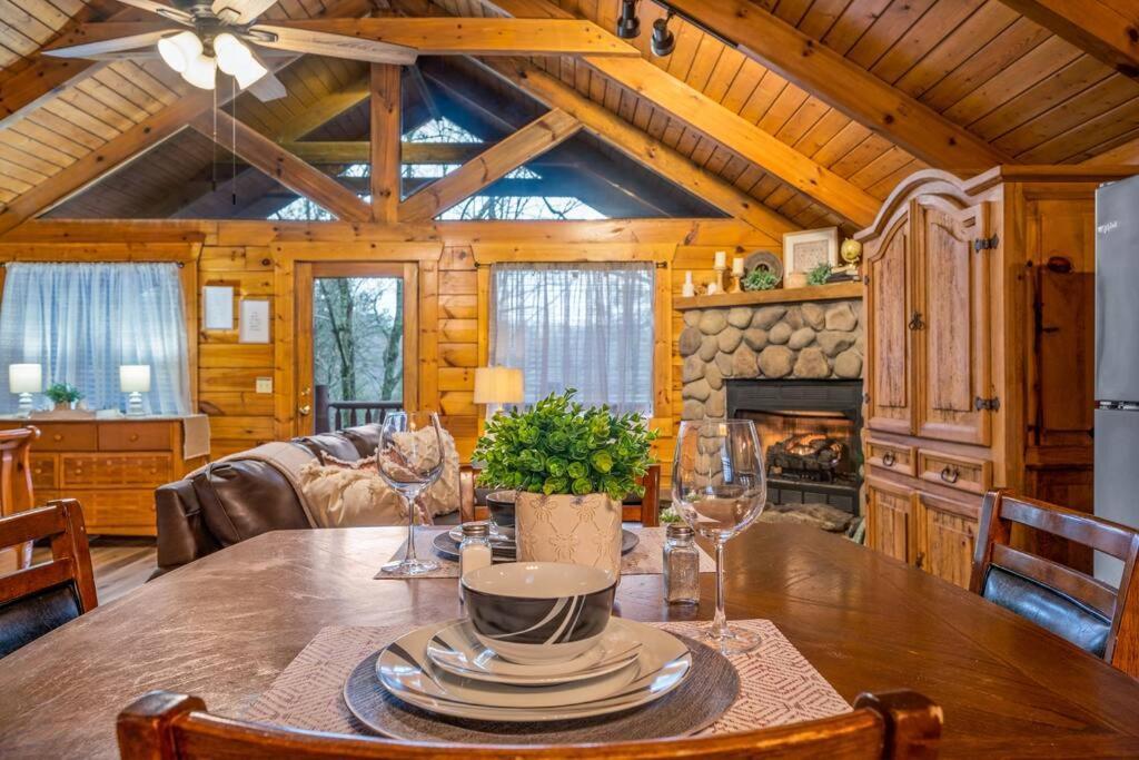 Log Cabin, Hot Tub, Fireplace, Pool Table & Views! Sevierville Luaran gambar