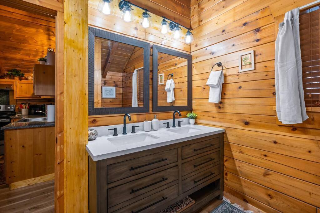 Log Cabin, Hot Tub, Fireplace, Pool Table & Views! Sevierville Luaran gambar