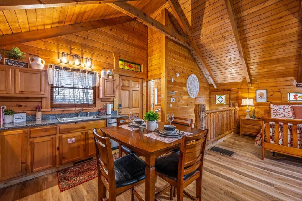 Log Cabin, Hot Tub, Fireplace, Pool Table & Views! Sevierville Luaran gambar