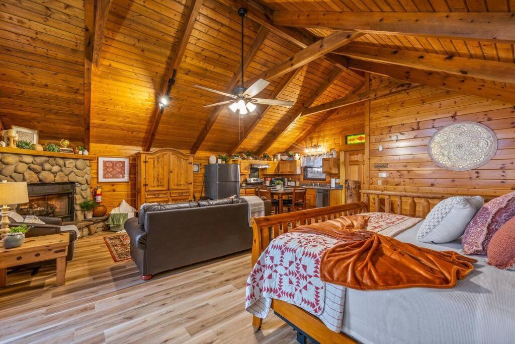 Log Cabin, Hot Tub, Fireplace, Pool Table & Views! Sevierville Luaran gambar