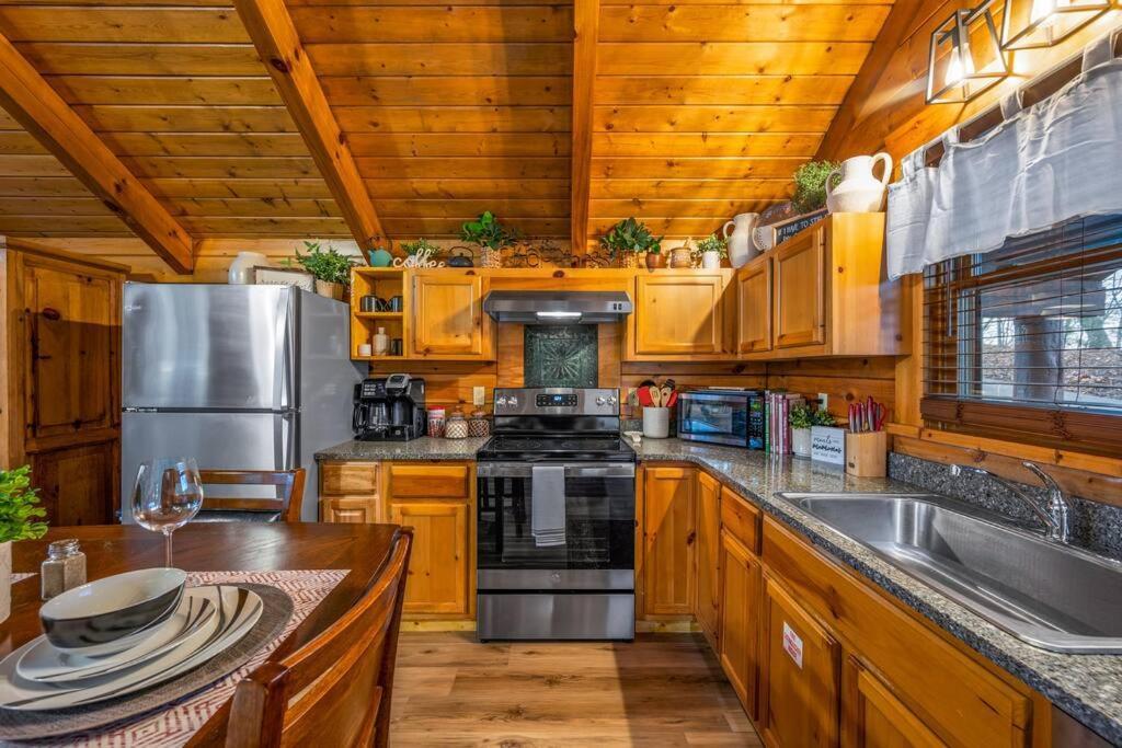 Log Cabin, Hot Tub, Fireplace, Pool Table & Views! Sevierville Luaran gambar