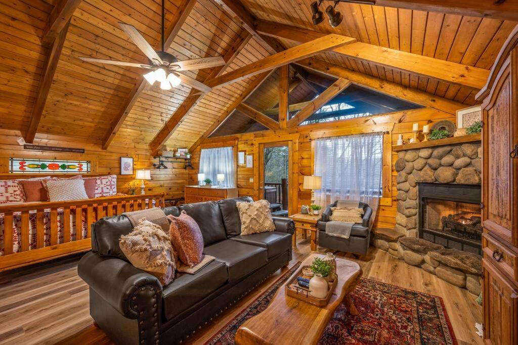 Log Cabin, Hot Tub, Fireplace, Pool Table & Views! Sevierville Luaran gambar