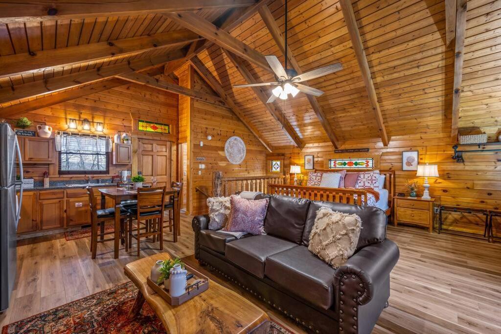 Log Cabin, Hot Tub, Fireplace, Pool Table & Views! Sevierville Luaran gambar