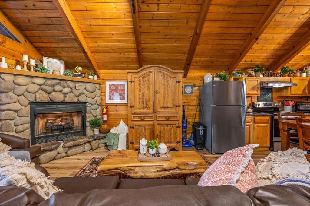 Log Cabin, Hot Tub, Fireplace, Pool Table & Views! Sevierville Luaran gambar