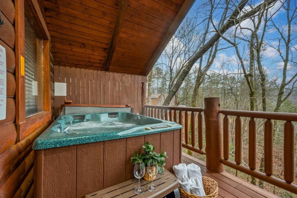 Log Cabin, Hot Tub, Fireplace, Pool Table & Views! Sevierville Luaran gambar