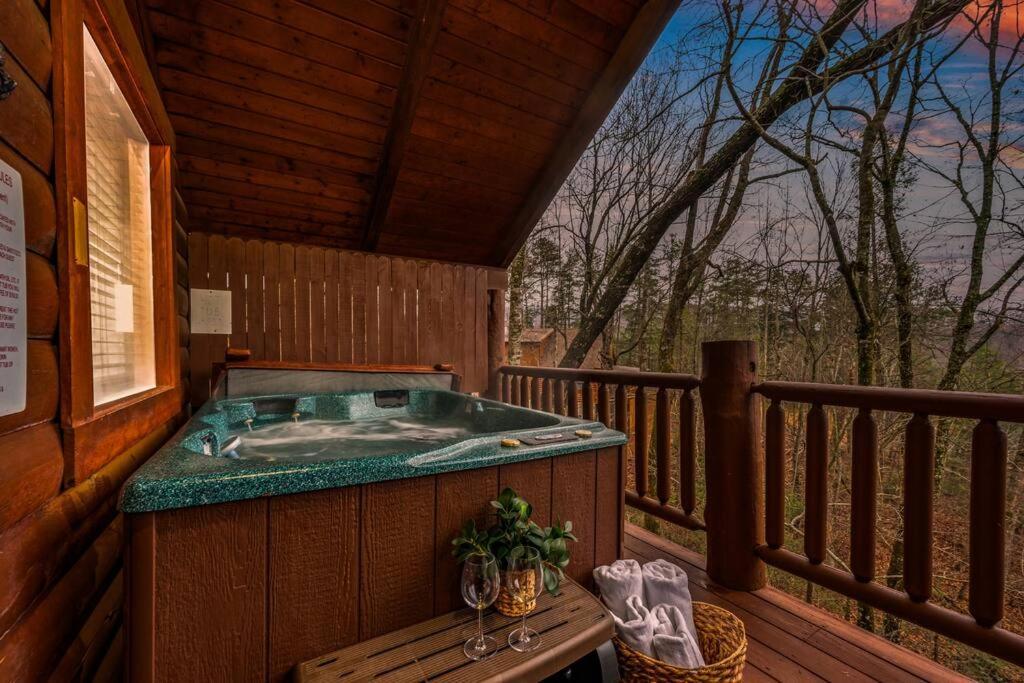 Log Cabin, Hot Tub, Fireplace, Pool Table & Views! Sevierville Luaran gambar