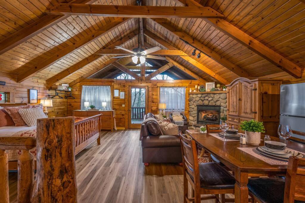 Log Cabin, Hot Tub, Fireplace, Pool Table & Views! Sevierville Luaran gambar